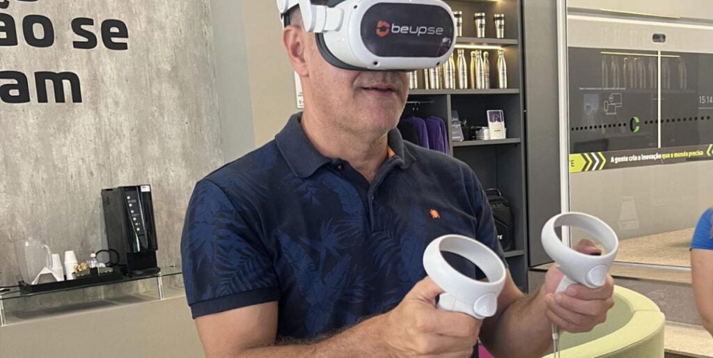 Luxembourger man wearing VR headset