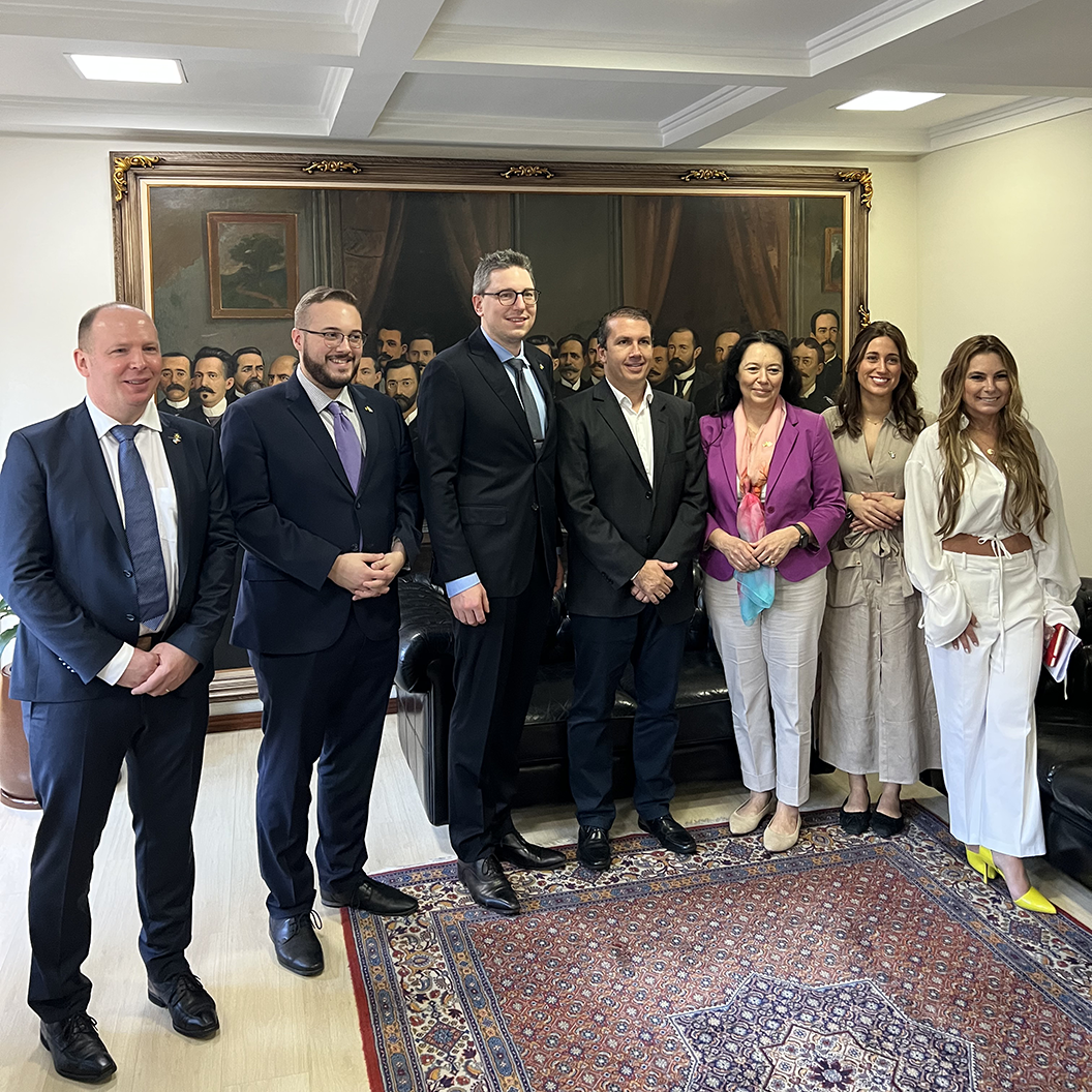 State Deputy Paulinha (right side of photo) hosted several Luxembourgish politicians during a courtesy visit to the Santa Catarina Legislative Assembly in 2023.